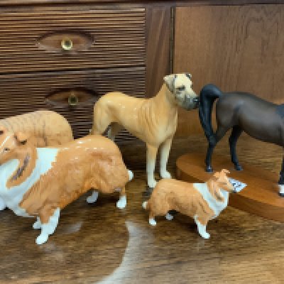 4 Beswick porcelain figures of dogs together with a Beswick porcelain horse on a plinth. (D)