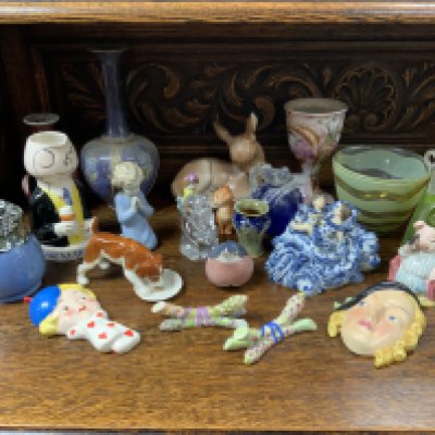 A good collection of collectors ceramics, glassware and porcelain. (D)