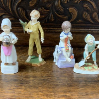 4 Royal Worcester porcelain figurines. (D)