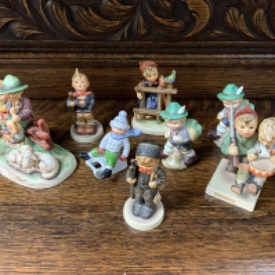 8 goblels pottery figures.