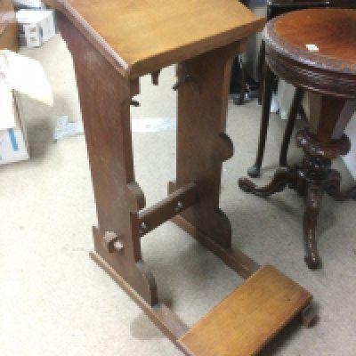 An oak lectern. Shipping category D. NO RESERVE