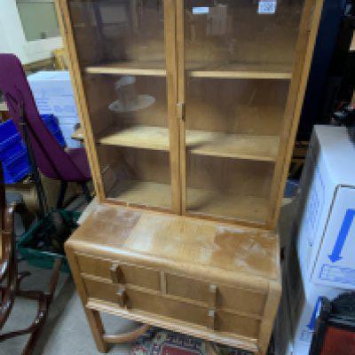 A 1930s oak veneered 3 draw display cabinet. (D)