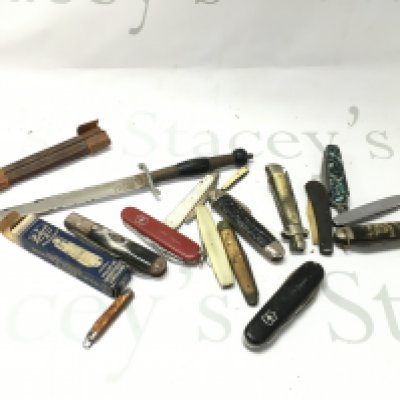 A collection of vintage folding knives