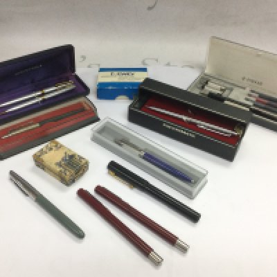 A collection of pens including Parker examples. Shipping category B.
