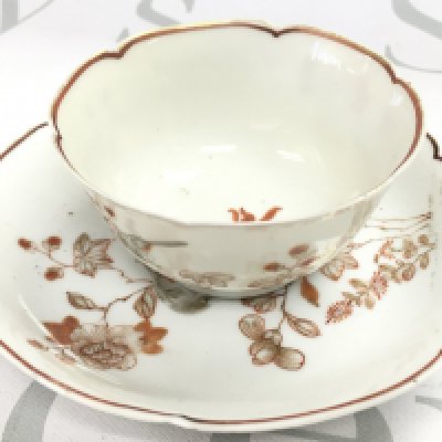 A Chinese Yongzheng tea bowl and saucer with hand painted decoration of birds and peony. This lot cannot be posted