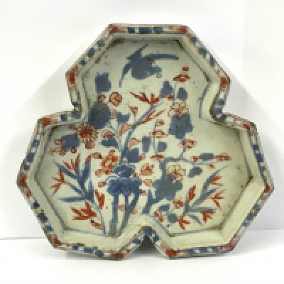 A small early Chinese Imari trefoil dish. 14.4cm. (Some chipping to rims and hairline).