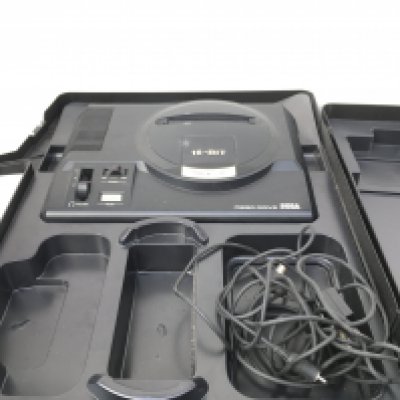A SEGA Mega Drive 16-bit. Includes cable. Hard plastic case. No reserve
