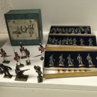 A collection of Minature model metal soldiers by Mulberry Minatures and Winter Reproductions. Lot includes MM 95th Rifles x3 and 6x dragoons. Also includes 3 boxes totalling 29 Zinc alloy 17th century gentleman at arms. No reserve