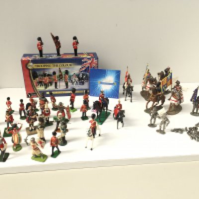 A mixed collection of model soldiers of approximately 50 pieces mostly metal pieces. Includes a boxed Britains Trooping the colour. No reserve