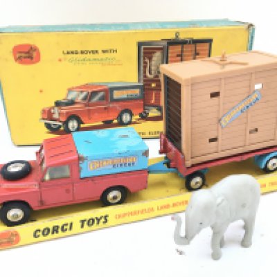 A Boxed Corgi Gift Set #19 Chipperfields Land-Rover With Elephant And Cage On Trailer.