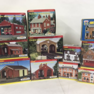 A collection of 11 boxed 00 scale railway and associated buildings by Hornby. Mostly in the Skaledale series. No reserve (2)