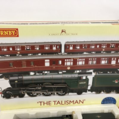 A boxed Hornby Talisman set R2569 plus 3 additional coaches E15698 two unboxed. No 2372 of 2500. 00 gauge. No reserve