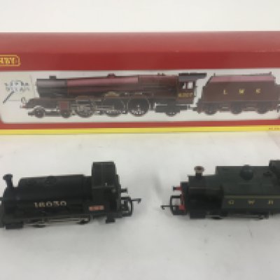 3 x Hornby locomotives 00 gauge featuring a boxed R2225 Princess Class Arthur of Connaught..also 2x loose locomotives 16030 LMS and GWR 104. No reserve.