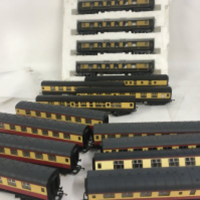 A collection of 16 loose model railway coaches 12 x Hornby and 4x unknown maker. 00 gauge. No reserve