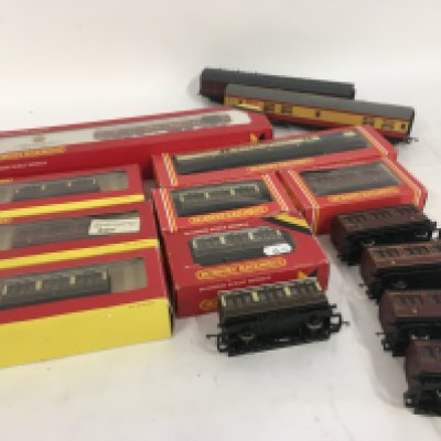 A collection of 15 model railway coaches by Hornby, includes 8 boxed. 00 gauge. No reserve
