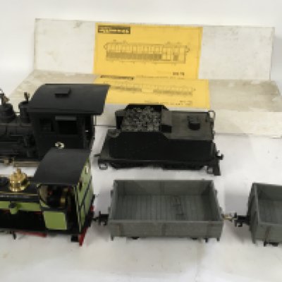 A pair of 0 gauge steam locomotives incomplete plus tender and wagons. Includes 2 boxed model kits by tenmille without bogies. No reserve