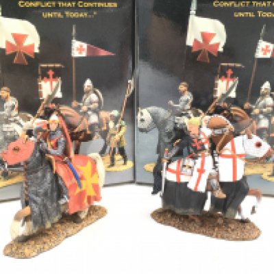 2 X Boxed King And Country Mouted Figures. A knight With Axe and Sir Arthur De Mountford.