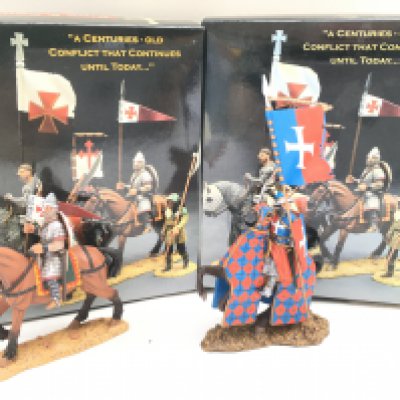 2 X Boxed King And Country Mounted Figures. A Mounted Knight With Lance And Robert Of Abbotsinch.