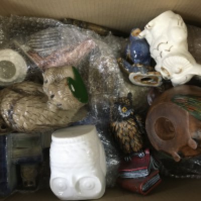 A large collection of assorted ceramic owl figures. This lot cannot be posted