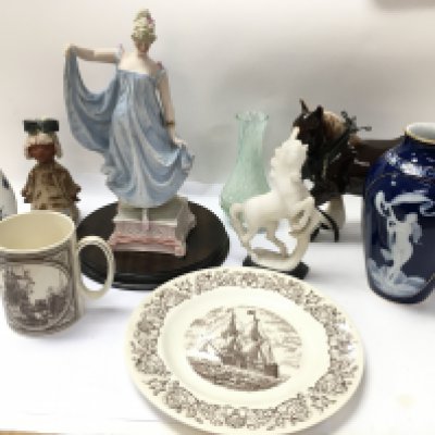 A small collection of ceramic and glass oddments including wedgewood and Royal Albert. Postage no available on this item.