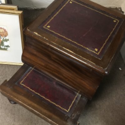 An oak commode with leather fitting. Dimensions 40x45x44cm