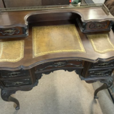 An Edwardian Walnut ladies writing desk inset with leather panels . 100cm x 53cm x 93cm. (D).