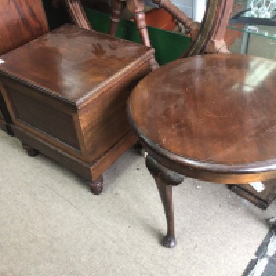 A Victorian commode with a hinged seat and a mahogany occasional table with a circular top.(2)