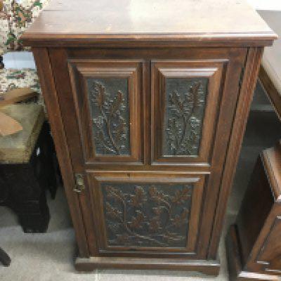 A Victorian oak cupboard with carved wooden panels 37x58x102cm