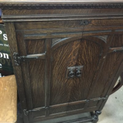 An Oak gramophone cabinet HMV model 202 / 203. 124cm tall 72 cm wide 60 cm deep.