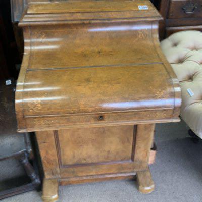 A Good quality Victorian walnut davenport with fruitwood inlay and sprung rising top. 94cm x 56.5cm x 56cm.