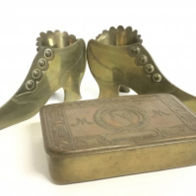 A trench art pair of free standing ladies shoes and a WW1 christmas 1914 tin. Postage category B
