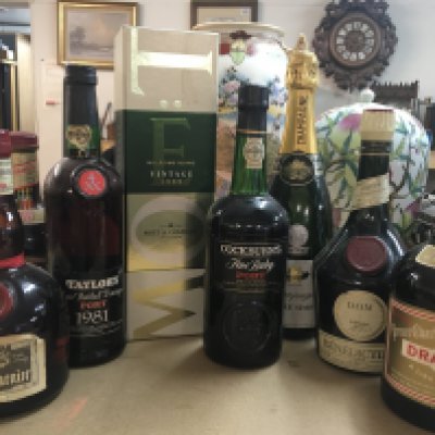 A collection of alcoholic to include boxed Mo&euml;t vintage 1999 champagne, Taylor&rsquo;s port, Grand Marnier and Drambuie