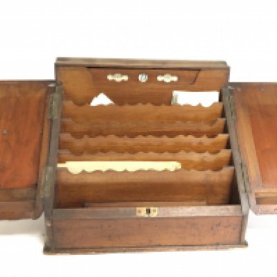 A walnut letter rack, dimensions 28x40x35cm.