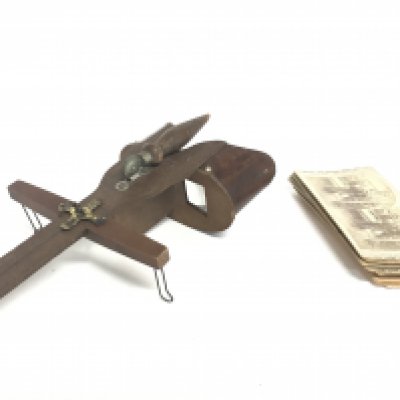 Perfecscope Stereo viewer and a selection of cards. This lot cannot be posted