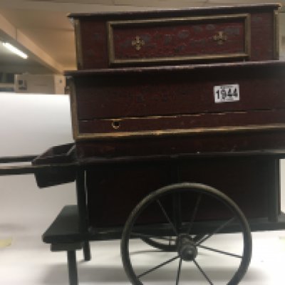 A model piano organ with changeable melody discs.