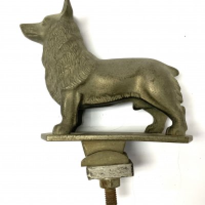 A cast car mascot in the form of a Corgi. 10cm (C).