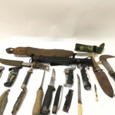 A collection of assorted knives including survival knives and others. No postage on this item.