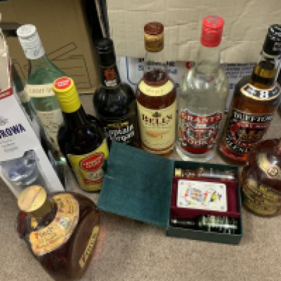 A collection of various alcohol including Dufftown Pure Malt whisky, Pinch by Haig & Haig scotch Whisky, Bells, Chivas etc. (D)