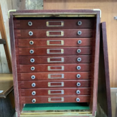 A 10 draw collectors cabinet. (D)