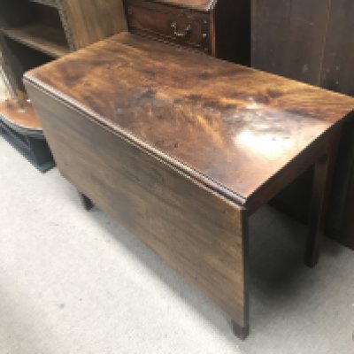 An Edwardian Satinwood sideboard with two bow fronted doors. Dimensions 50x105x68cm. NO RESERVE