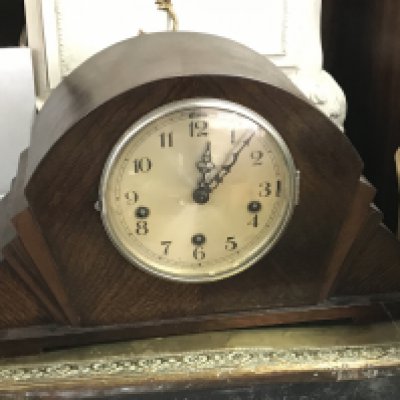 An Oak mantle clock, dimensions 17x40x24cm. This lot cannot be posted. NO RESERVE