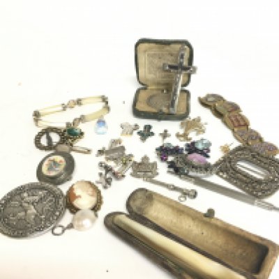 A collection of vintage jewellery including brooches, pendants etc. postage category A- NO RESERVE