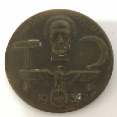 A 1934 German labour day badge, postage category A. NO RESERVE