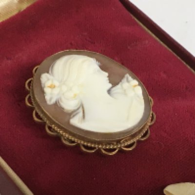 A 9ct gold cameo brooch, 5.7g. Postage category A