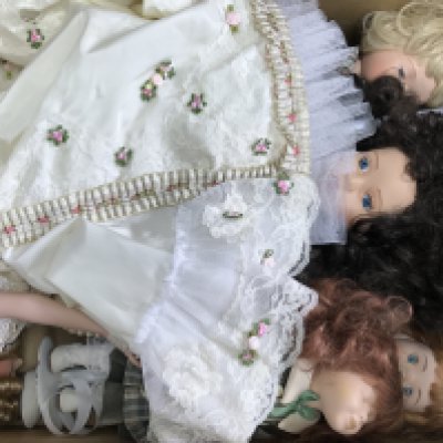 A Collection of vintage dolls including a Leonardo collectors doll. This lot cannot be posted. NO RESERVE