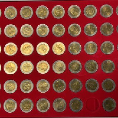 A tray of Thai 10 Baht bi metal coins. (B)- NO RESERVE