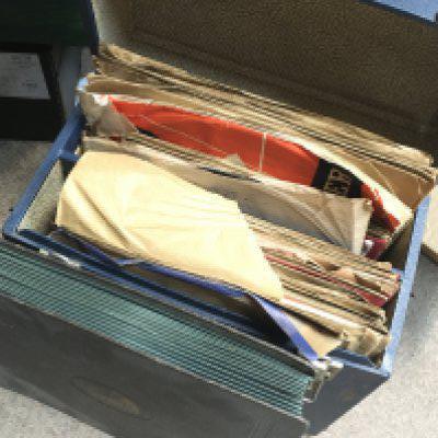 A collection of 78 rpm vintage records including pop, classical etc. This lot cannot be posted.- NO RESERVE
