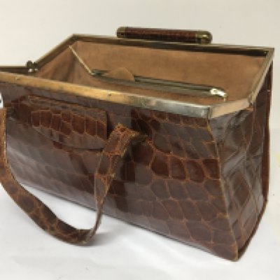 A Vintage ladies hand bag made of alligator skin with a well fitted interior. 34x15cm approximately.