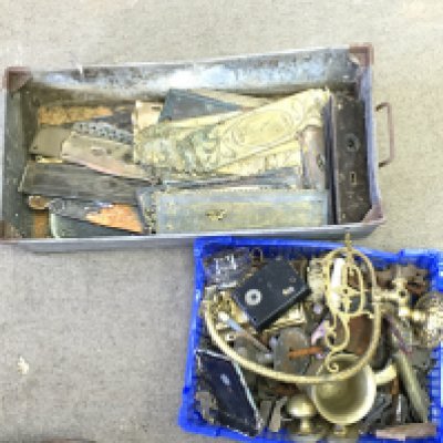 A collective lots of door hardware and other oddments.