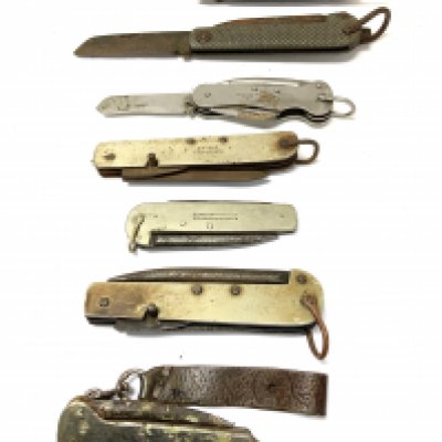 7 metal bodied vintage pocket knives. (D)